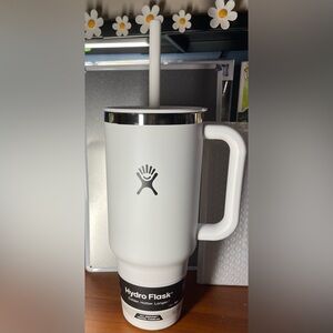 Hydro Flask White Travel Tumbler with Silver Rim and Handle